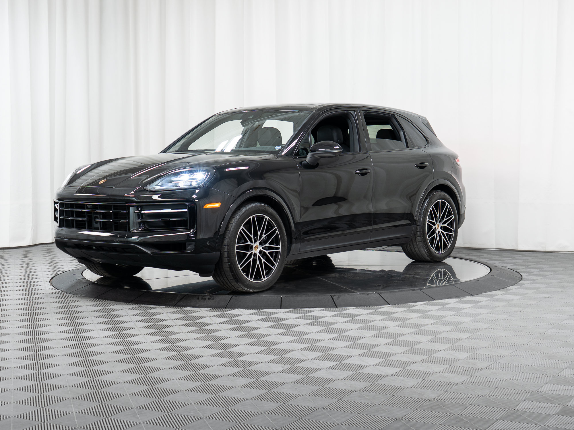 Used 2025 Porsche Cayenne AWD/4WD image 28