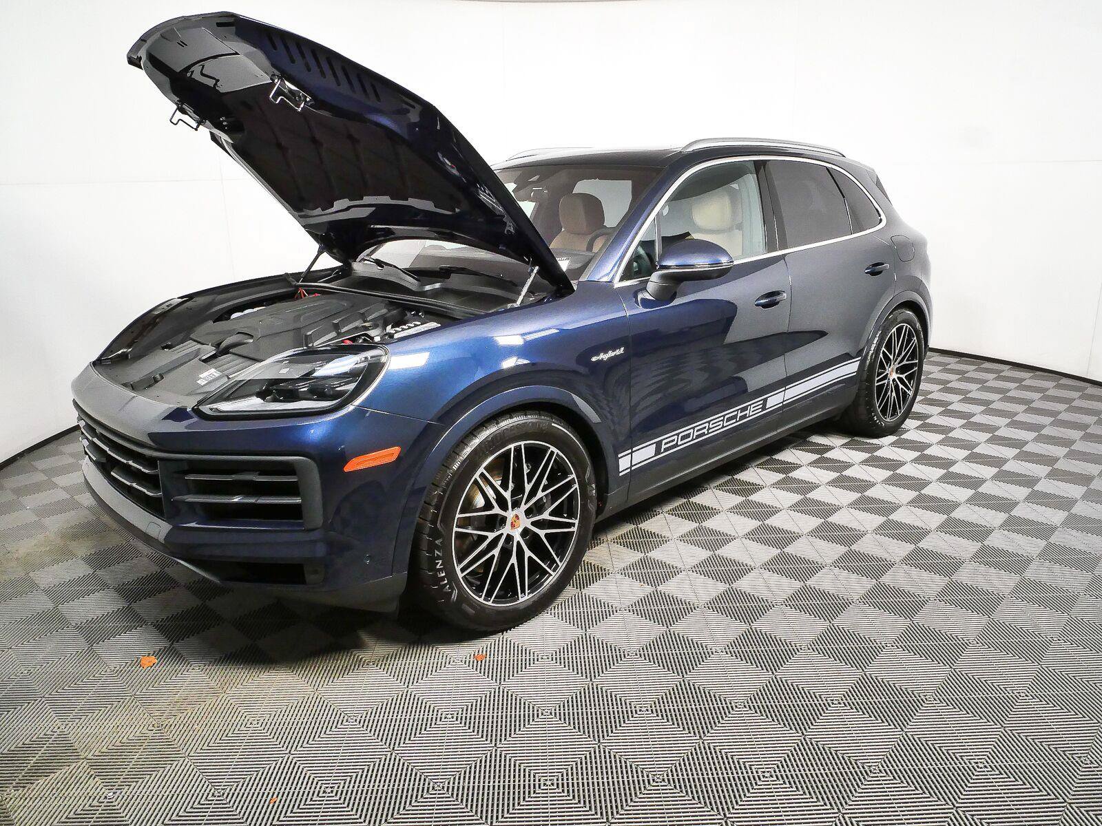 Certified 2026 Porsche Cayenne E-Hybrid AWD/4WD image 35