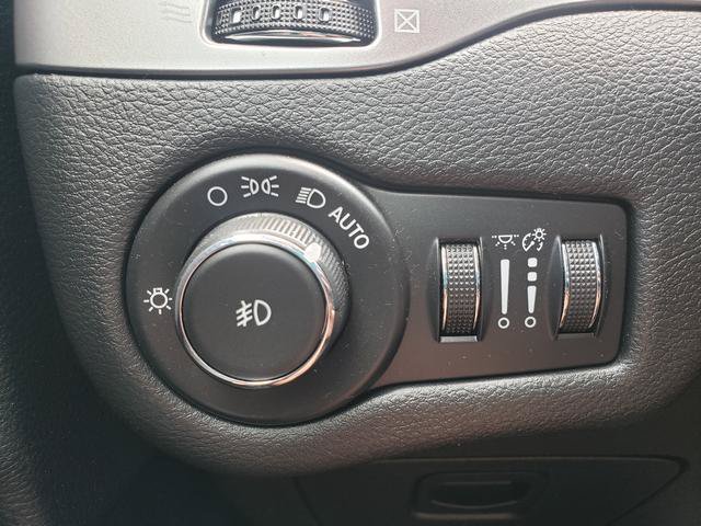 Used 2019 Jeep Cherokee Latitude Plus w/ Cold Weather Group AWD/4WD image 29