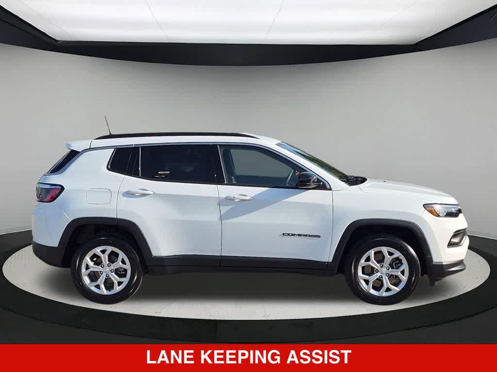 Used 2024 Jeep Compass Latitude AWD/4WD image 8