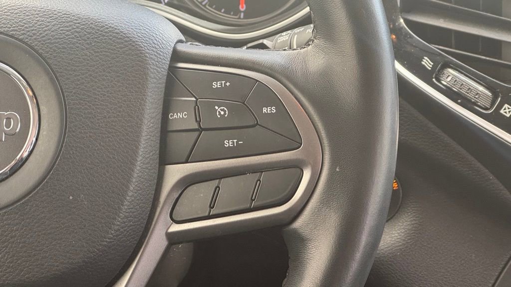 Used 2019 Jeep Cherokee Limited image 16