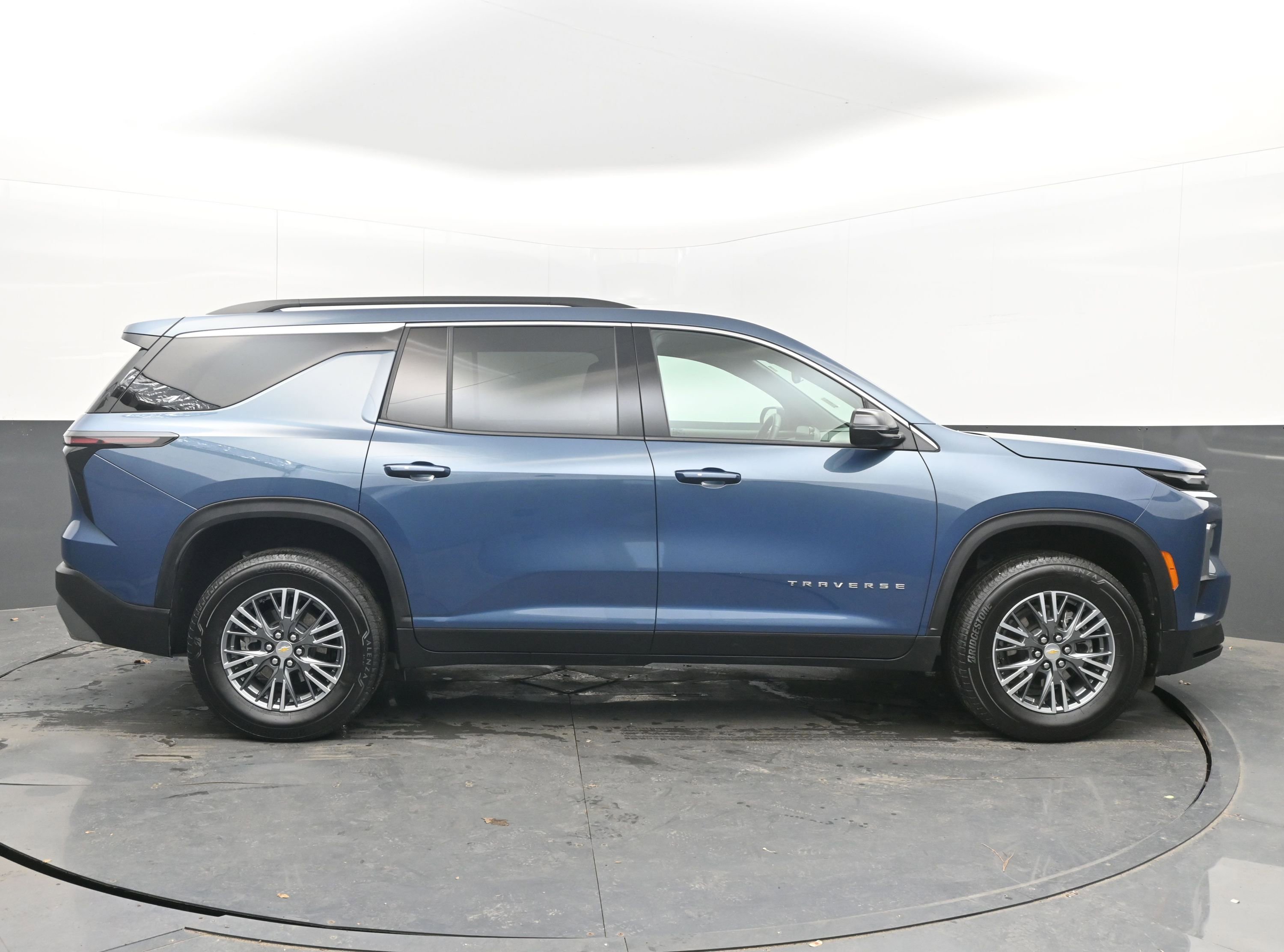 Used 2025 Chevrolet Traverse LT image 10