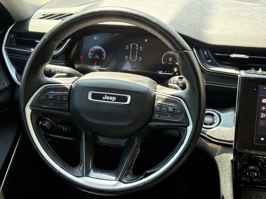 Used 2022 Jeep Grand Cherokee Laredo w/ Luxury Tech Group I RWD image 14