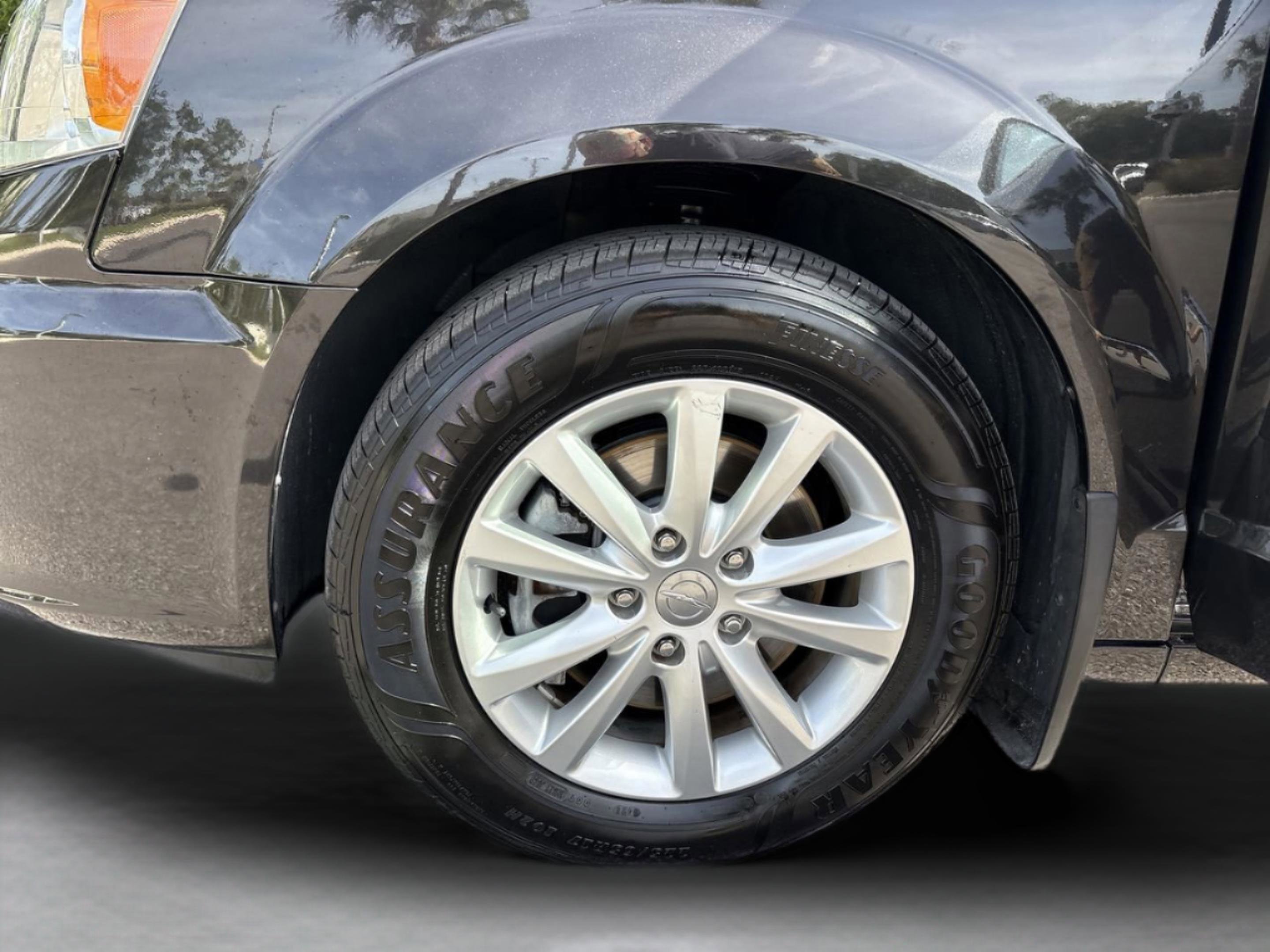 Used 2015 Chrysler Town & Country Limited Platinum FWD image 33