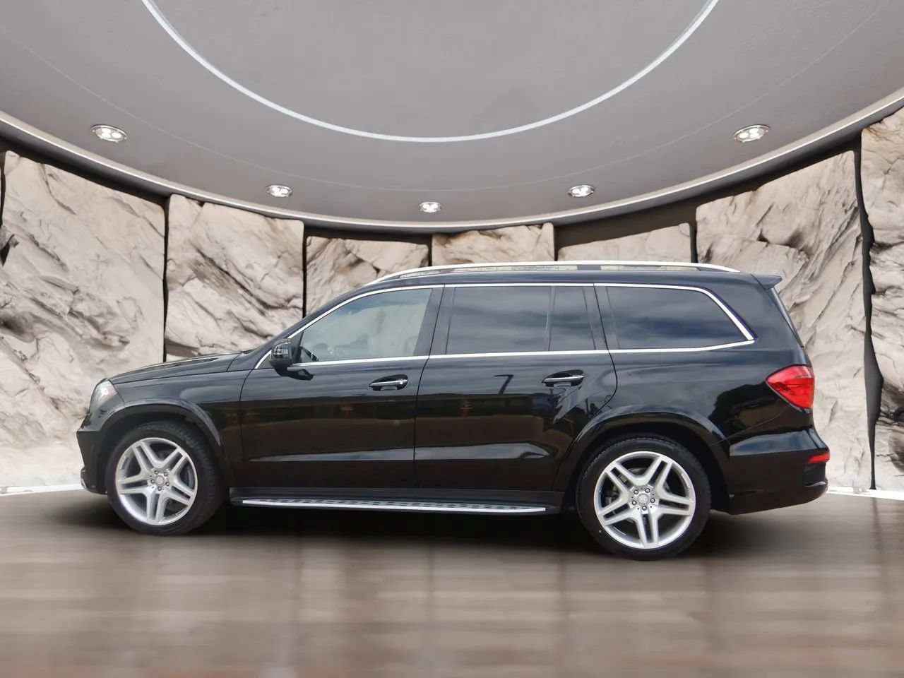 Used 2015 Mercedes-Benz GL 550 4MATIC image 9