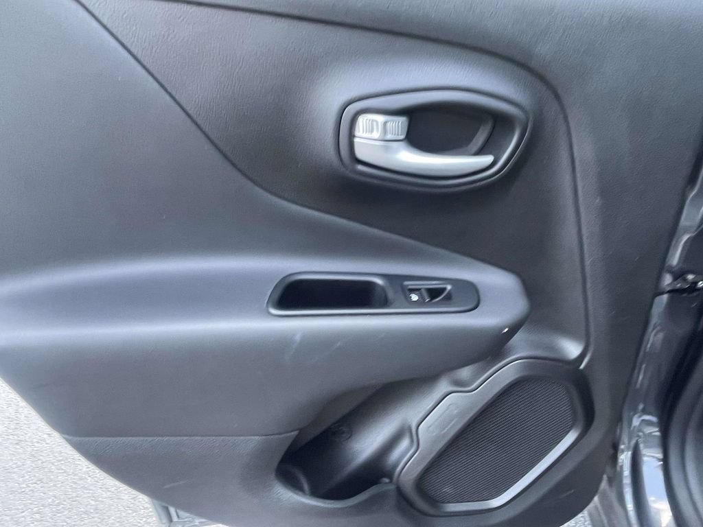 Used 2023 Jeep Renegade Latitude AWD/4WD image 14