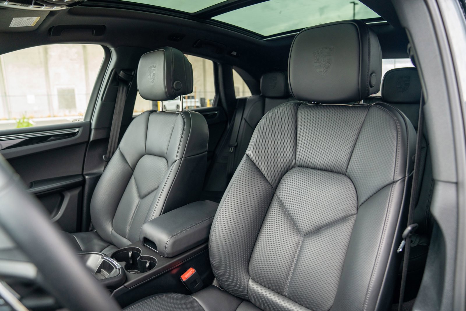 Certified 2025 Porsche Macan image 5