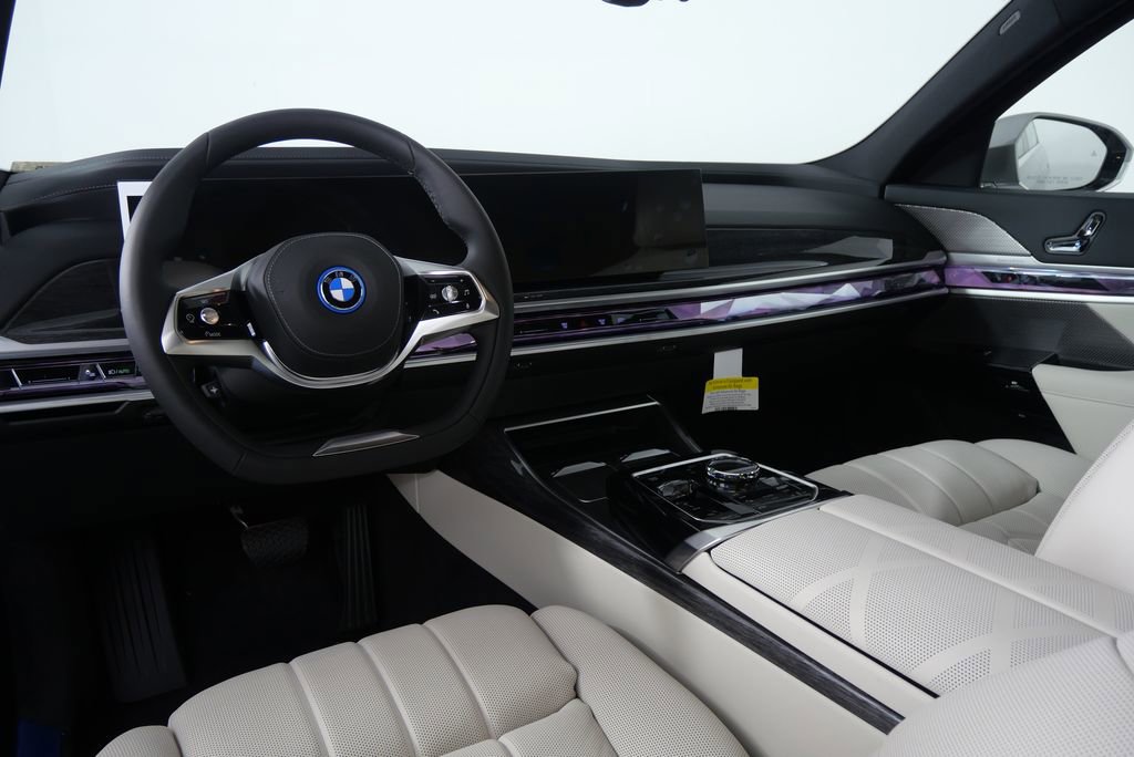 Used 2025 BMW i7 xDrive60 w/ Premium Package image 19