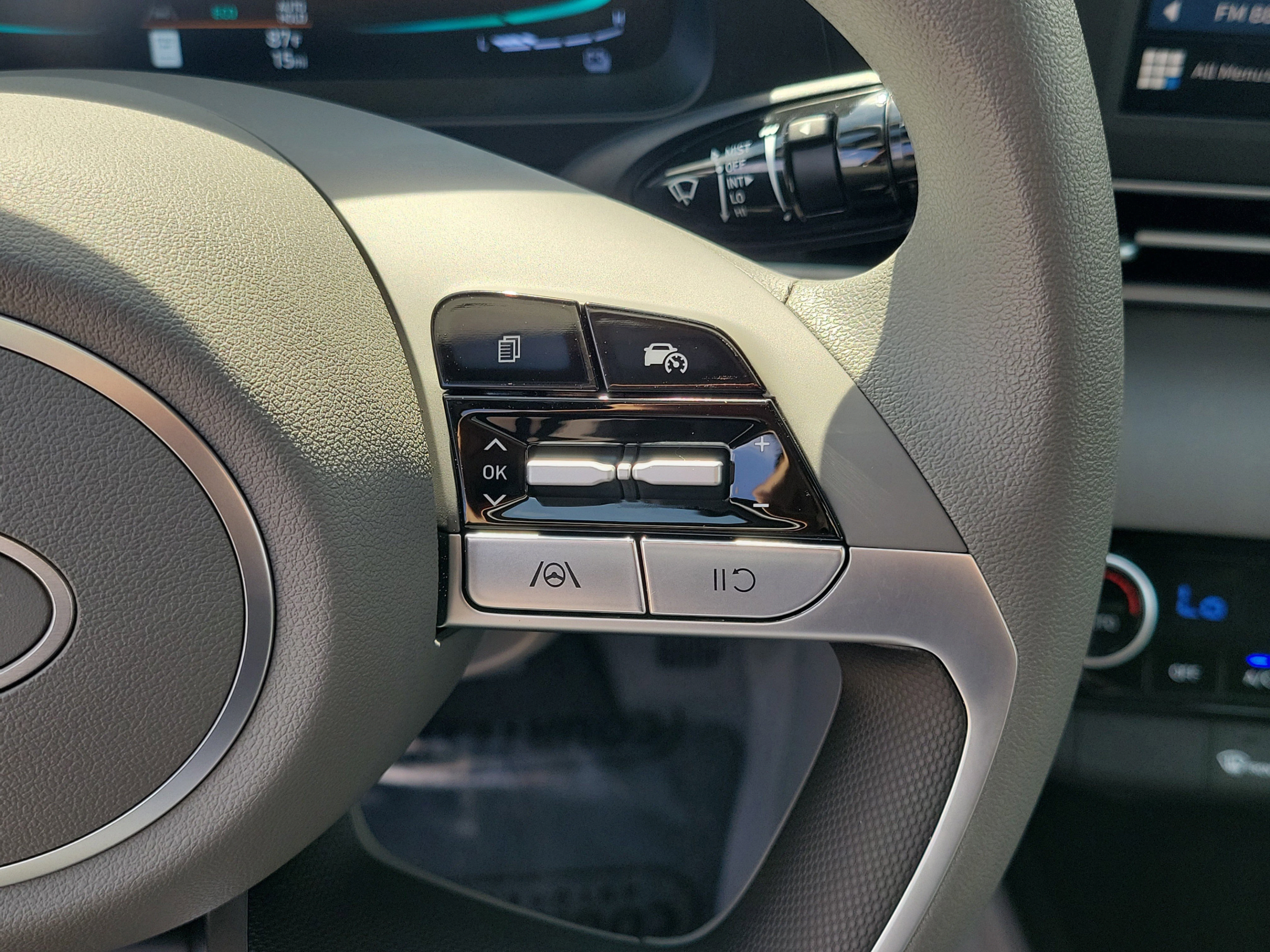 New 2025 Hyundai Elantra Hybrid w/ Cargo Package FWD image 13