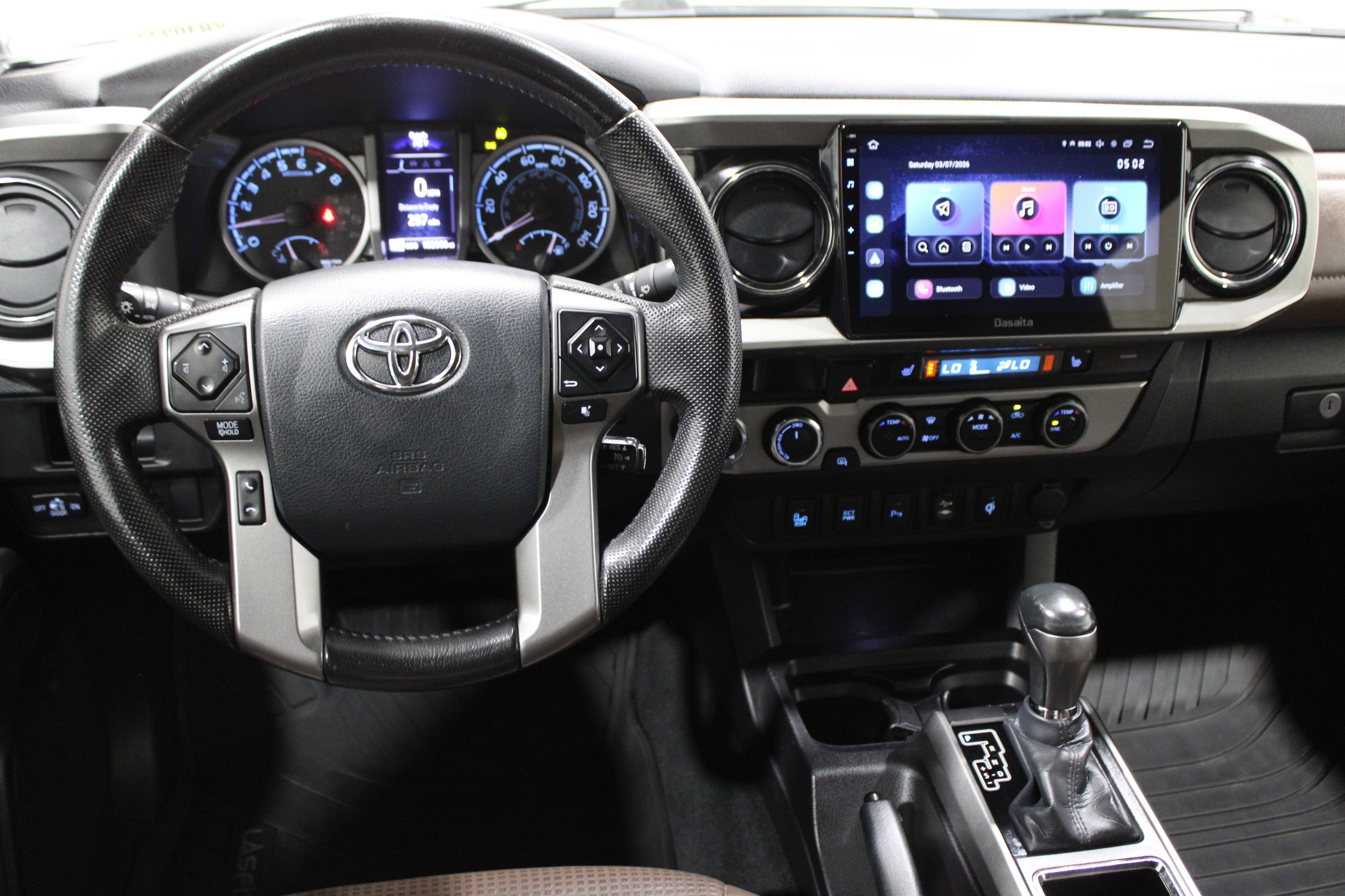 Used 2016 Toyota Tacoma Limited image 2