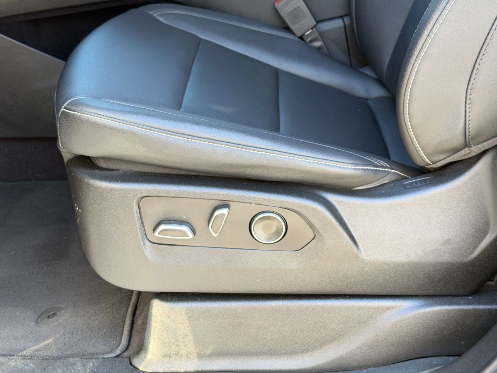 Used 2023 Cadillac Escalade Luxury AWD/4WD image 14