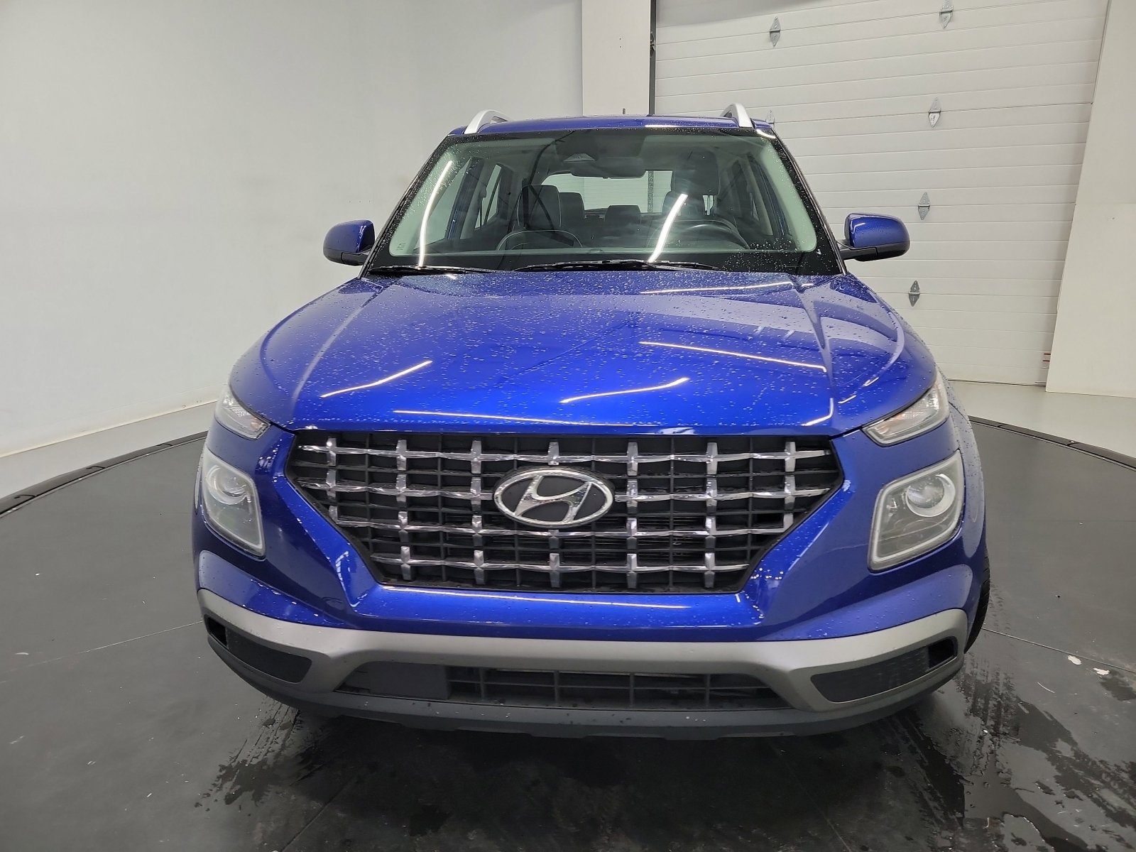 Used 2023 Hyundai Venue Limited FWD image 2
