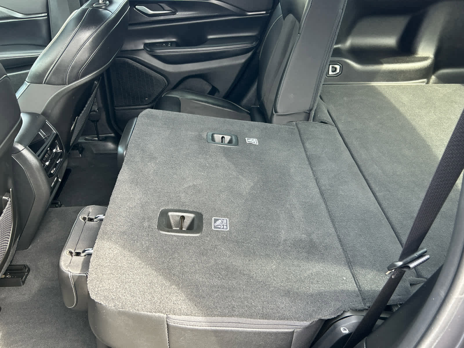 Used 2023 Jeep Grand Cherokee Altitude image 23