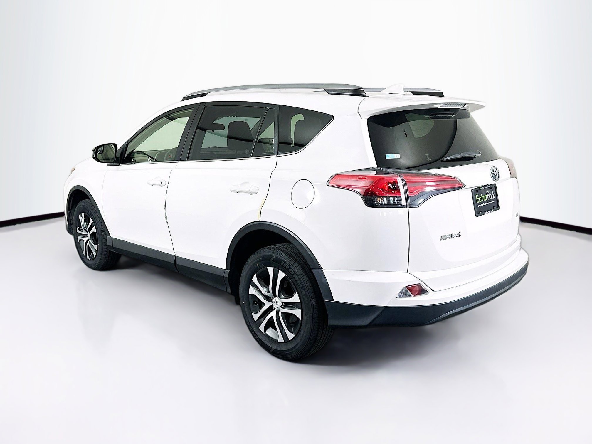 Used 2018 Toyota RAV4 LE FWD image 5