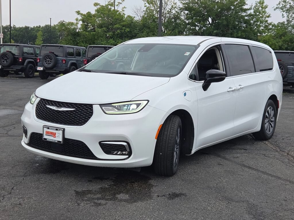 Certified 2024 Chrysler Pacifica Limited FWD image 12
