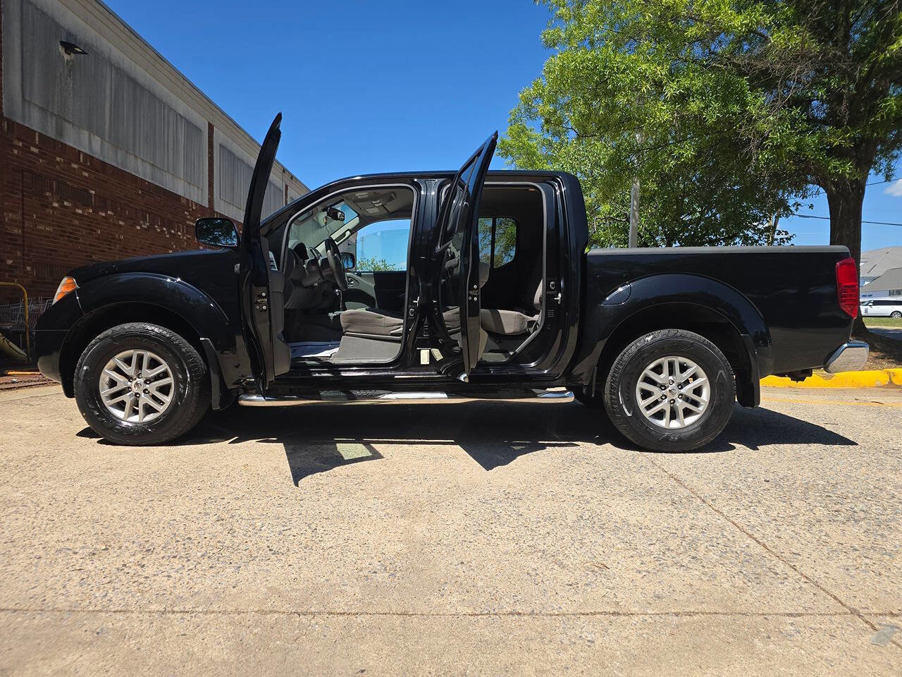 Used 2016 Nissan Frontier SV w/ SV Value Truck Package AWD/4WD image 3