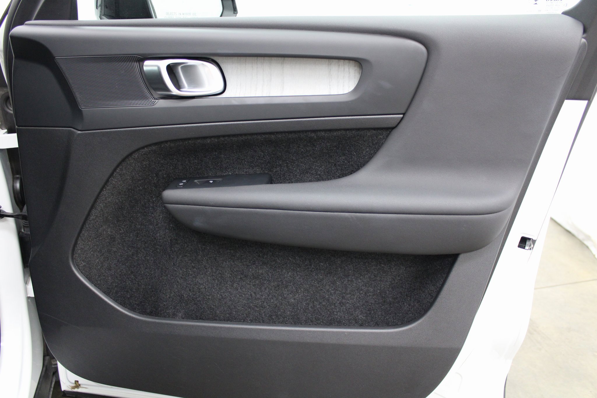 Used 2025 Volvo XC40 B5 Plus image 23