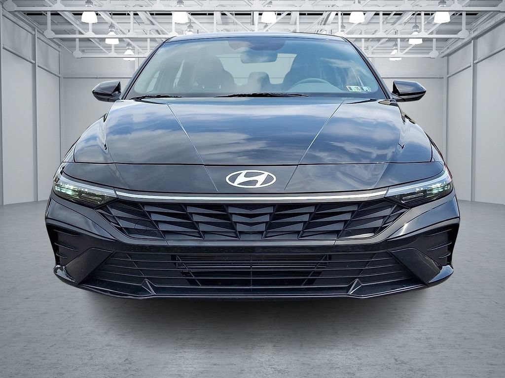 Certified 2025 Hyundai Elantra SE w/ Cargo Package FWD image 2