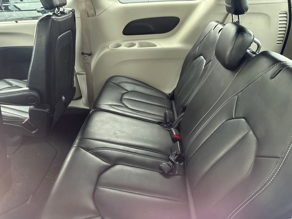 Used 2023 Chrysler Pacifica Touring-L FWD image 9