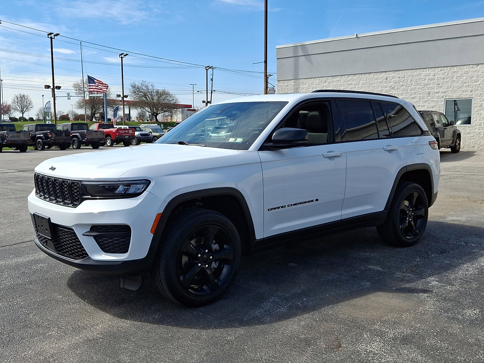 Certified 2023 Jeep Grand Cherokee Altitude AWD/4WD image 4