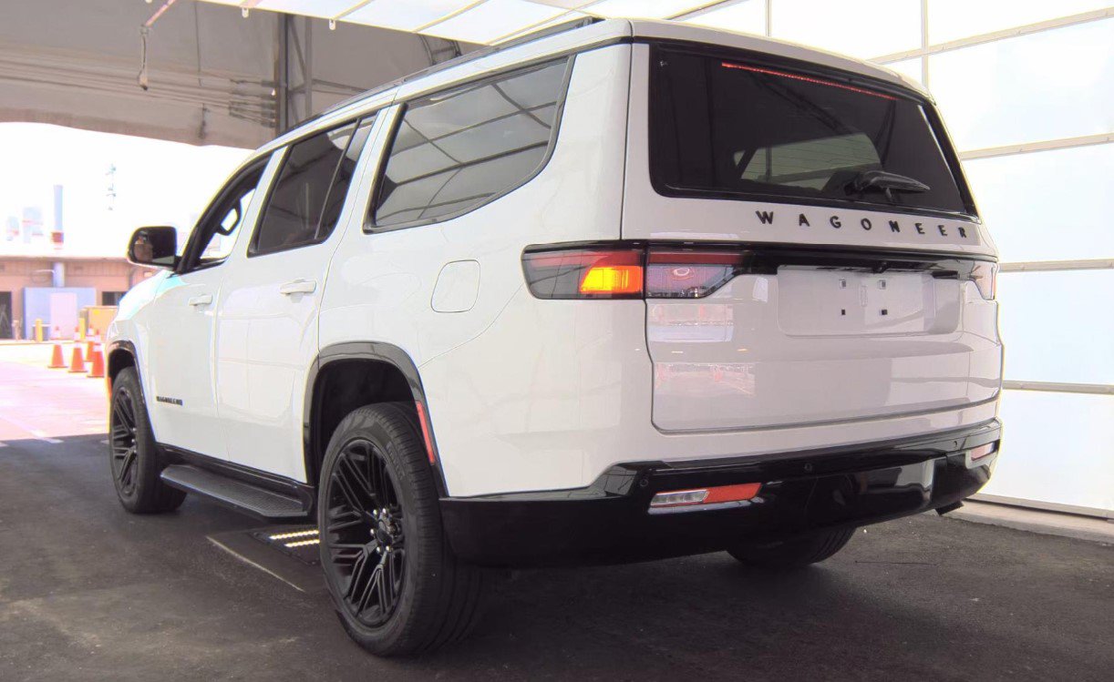 Used 2024 Jeep Wagoneer Series II AWD/4WD image 6