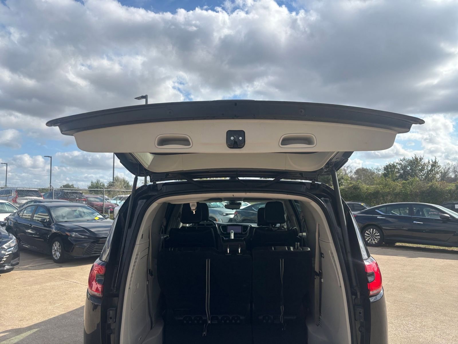 Used 2023 Chrysler Pacifica Touring-L image 32