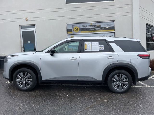 Used 2024 Nissan Pathfinder S AWD/4WD image 2