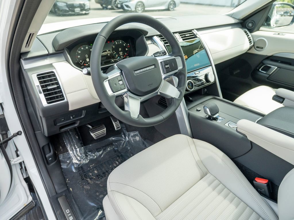 New 2025 Land Rover Discovery Dynamic SE image 11