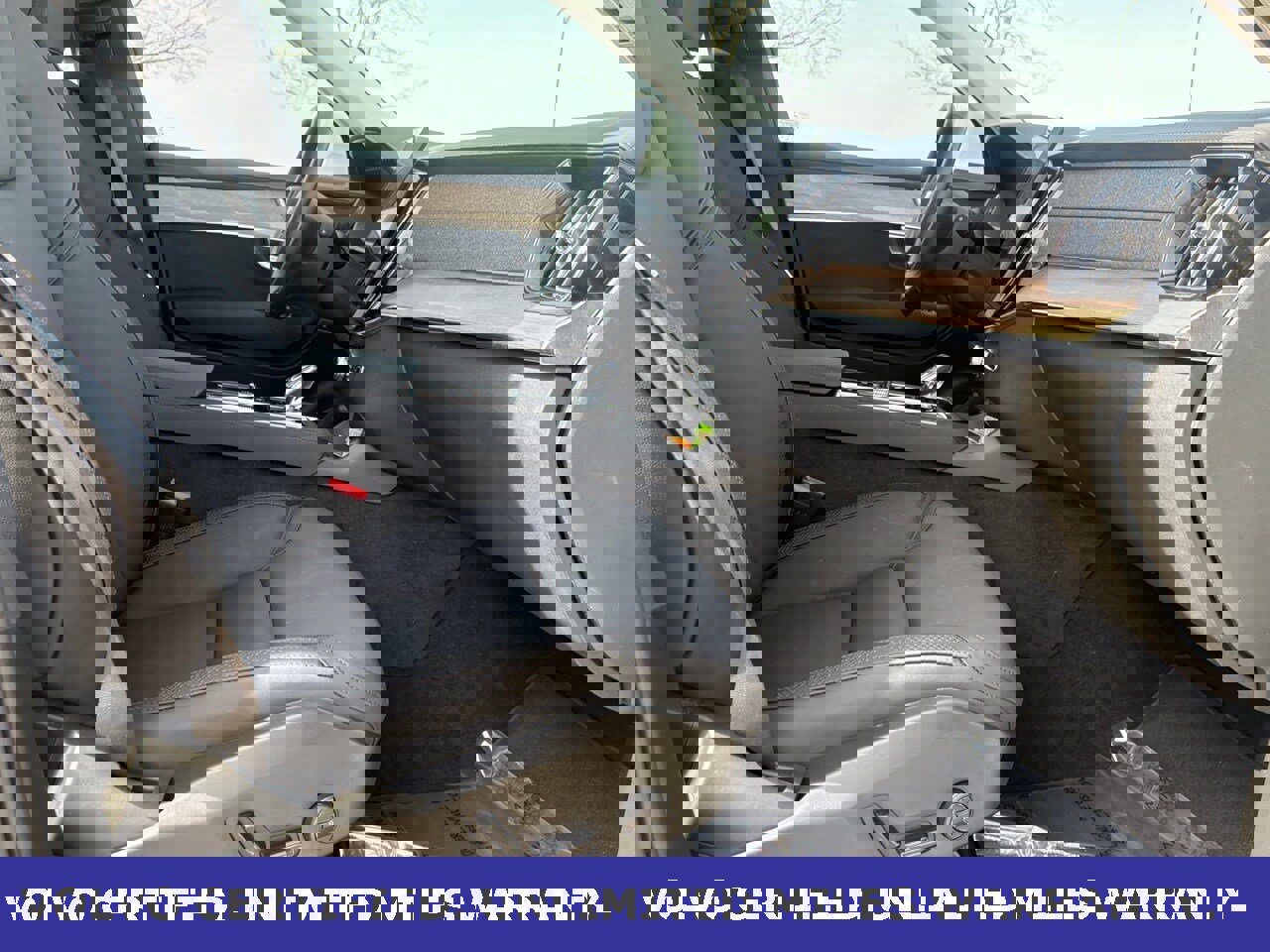 Certified 2025 Volvo XC90 B6 Plus image 37