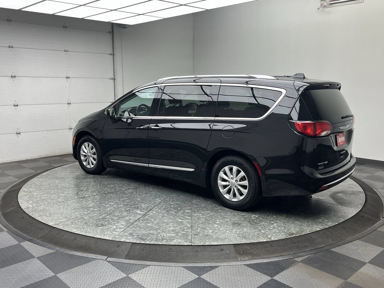 Used 2019 Chrysler Pacifica Touring-L FWD image 2