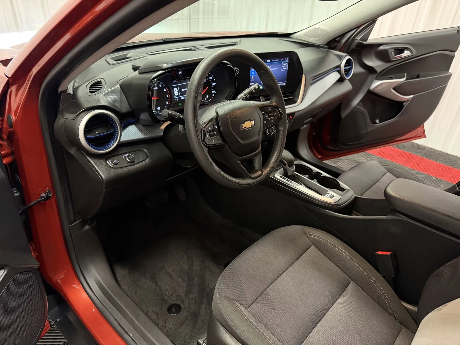 Used 2024 Chevrolet Trax LS w/ LS Convenience Package FWD image 38