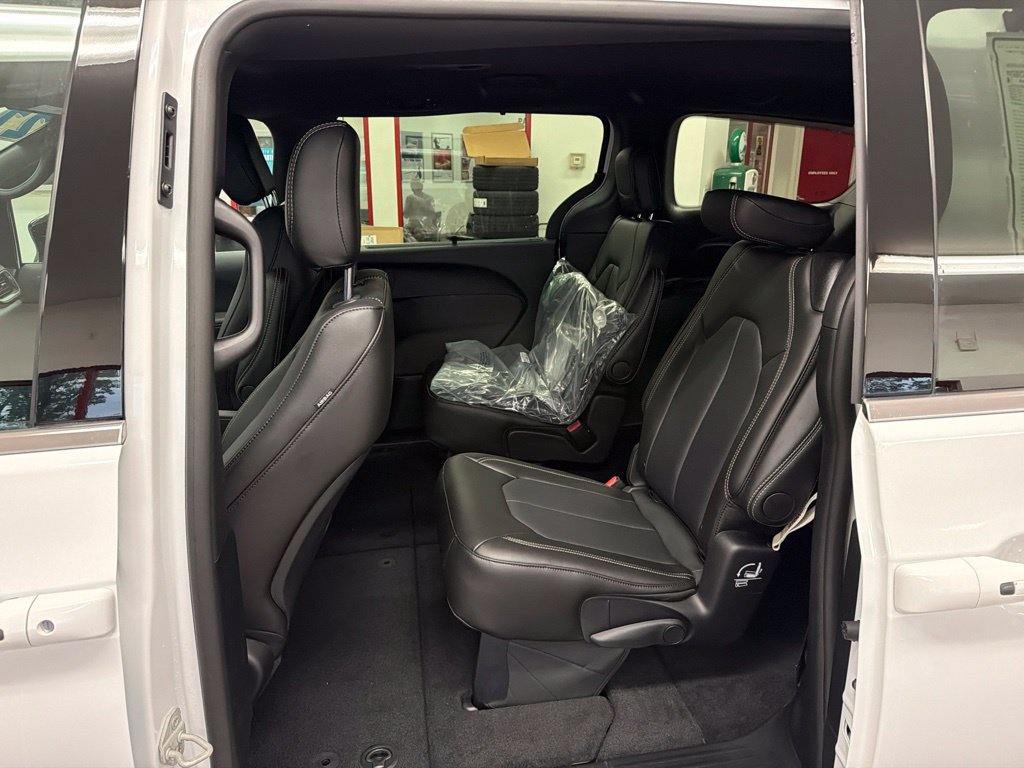 New 2027 Chrysler Pacifica LX FWD image 19