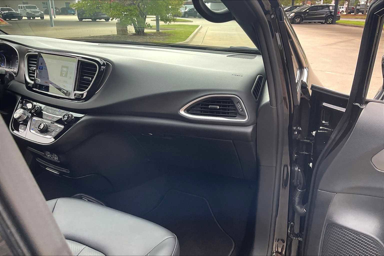 Certified 2025 Chrysler Voyager LX image 16