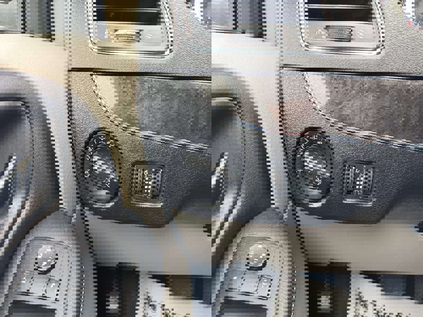 Used 2015 Chrysler Town & Country Touring-L image 27