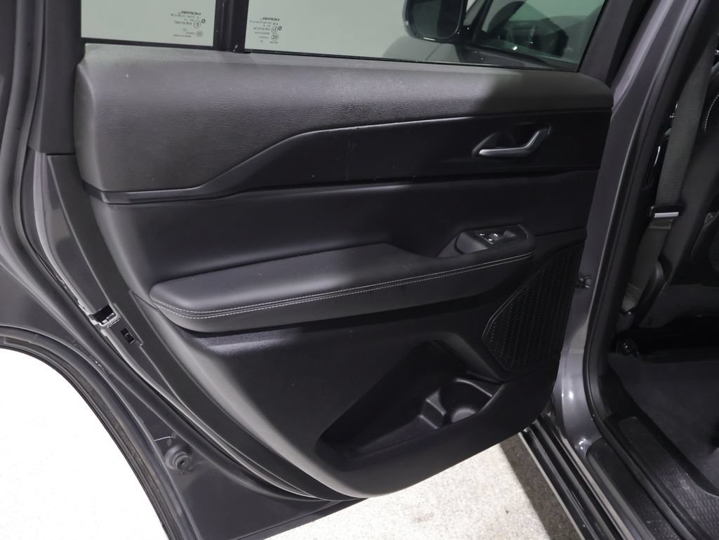 Used 2025 Jeep Grand Cherokee L Altitude AWD/4WD image 18