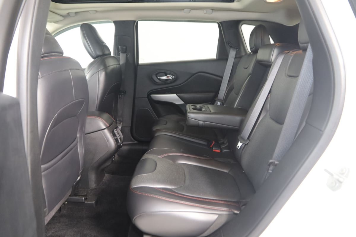 Used 2017 Jeep Cherokee Trailhawk AWD/4WD image 43