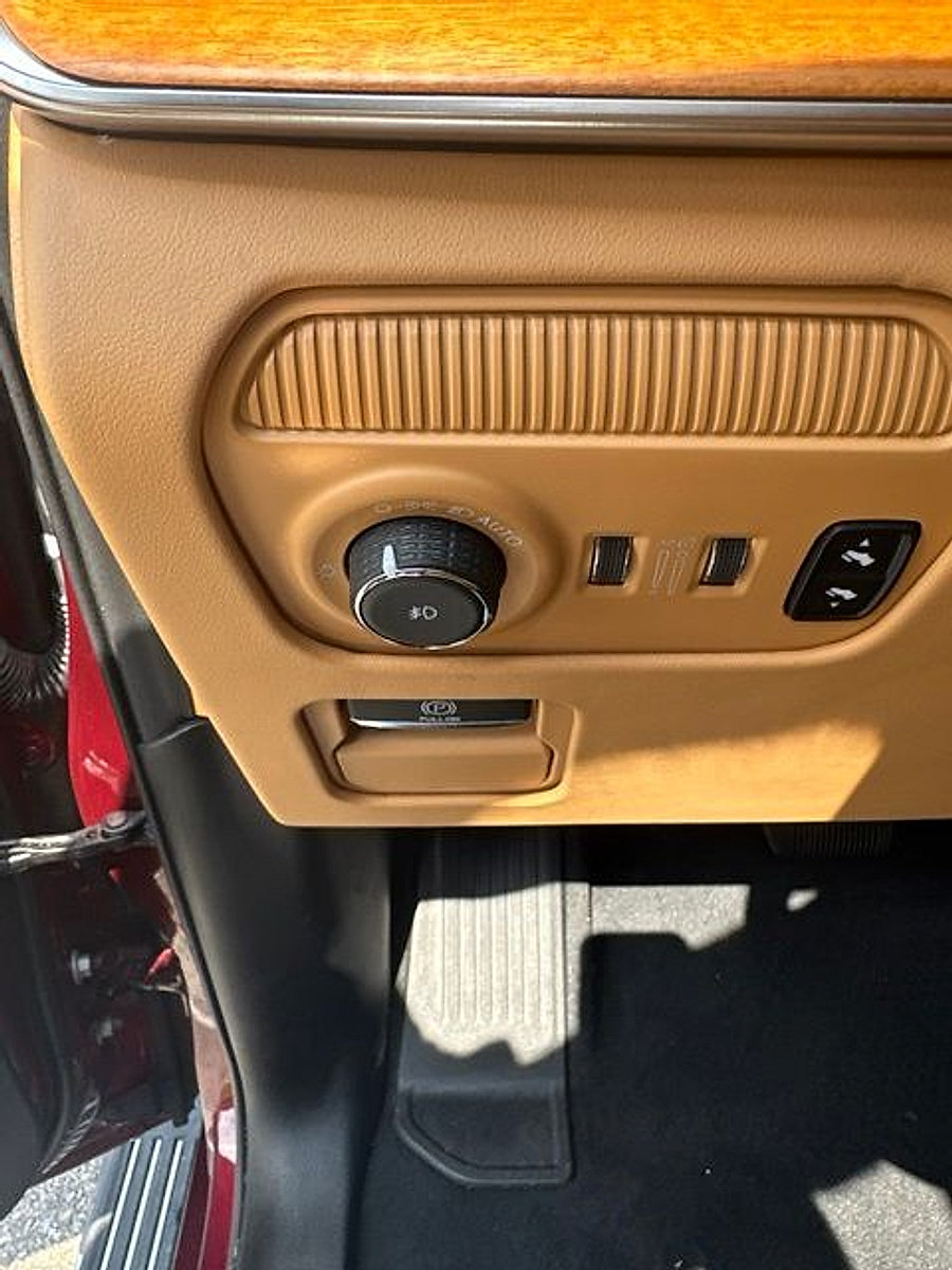 Used 2025 Jeep Grand Wagoneer L Series III AWD/4WD image 43
