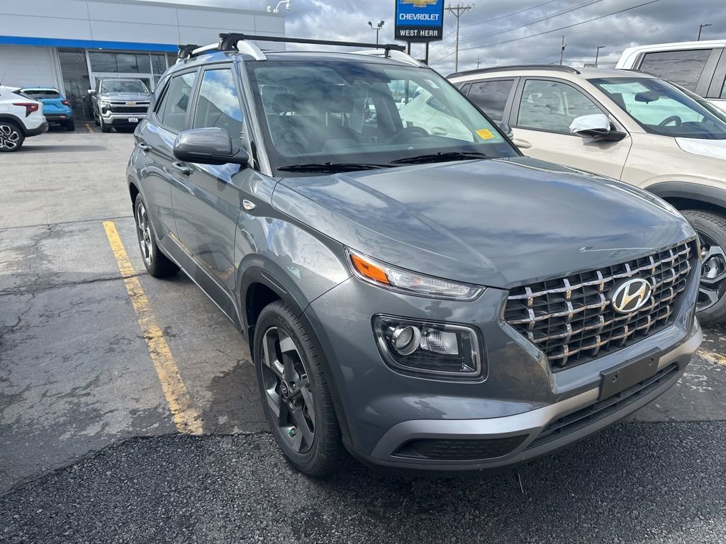 Used 2025 Hyundai Venue SEL FWD image 1