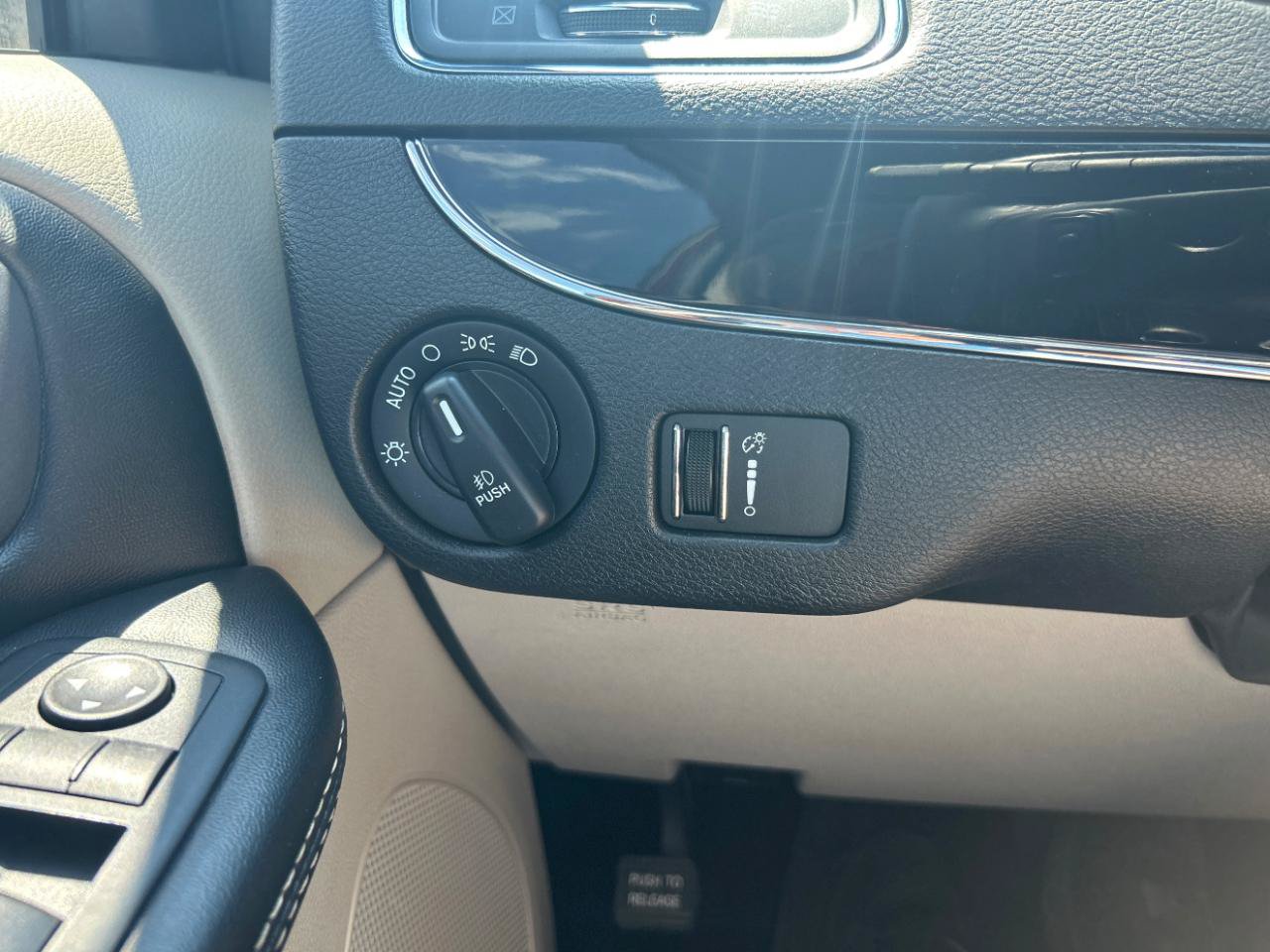 Used 2020 Dodge Grand Caravan SXT FWD image 16