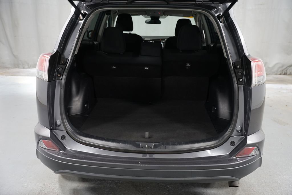 Used 2018 Toyota RAV4 LE FWD image 30