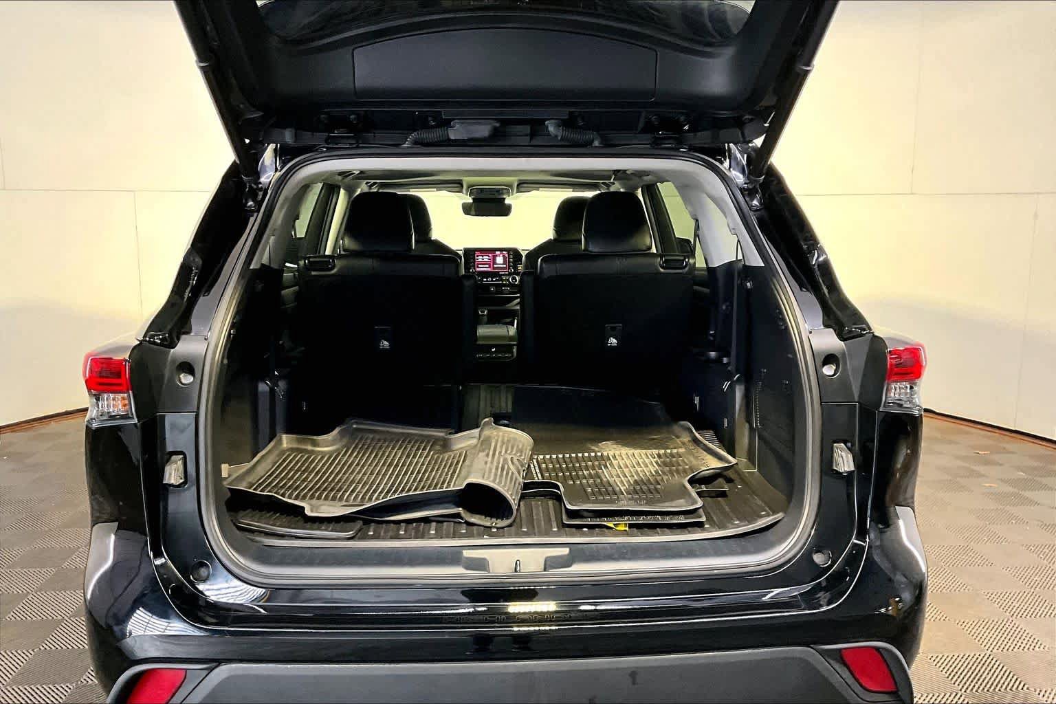 Used 2022 Toyota Highlander XLE AWD/4WD image 36