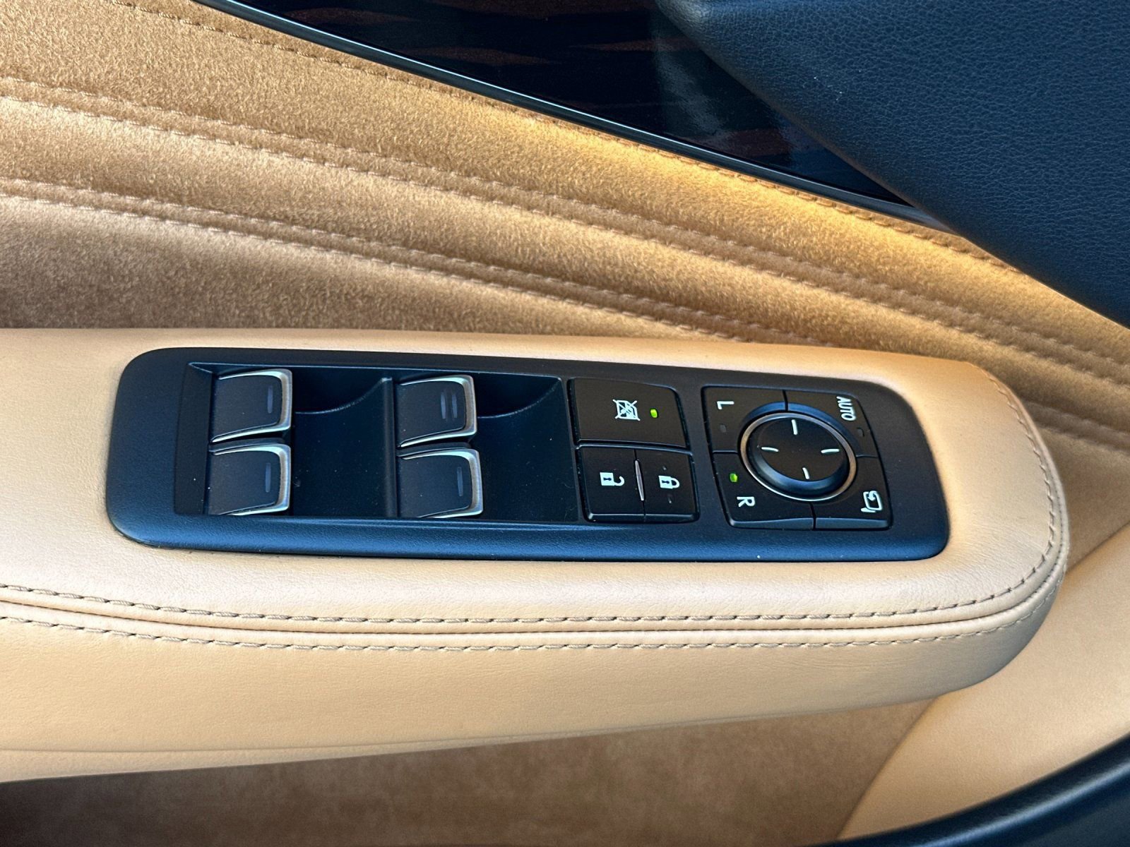 Used 2025 Lexus LS 500 w/ Interior Upgrade Package image 12