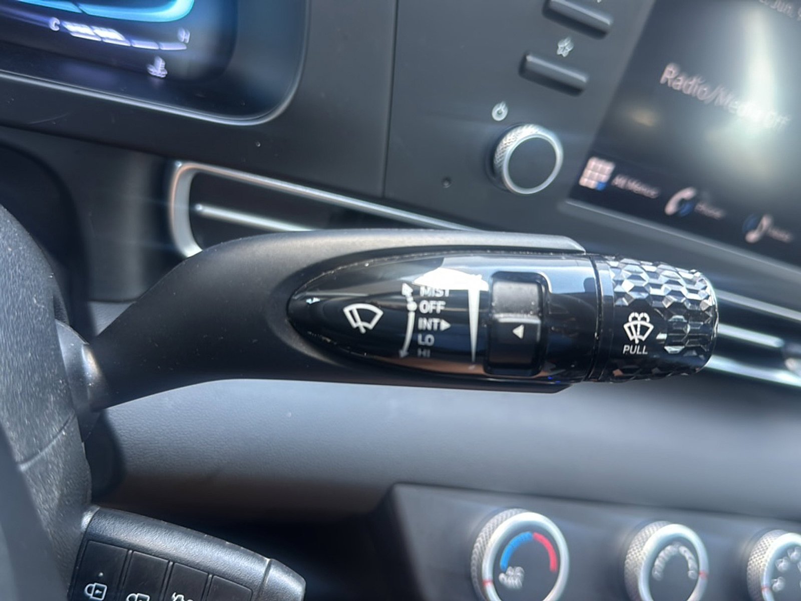Used 2025 Hyundai Elantra SE FWD image 29