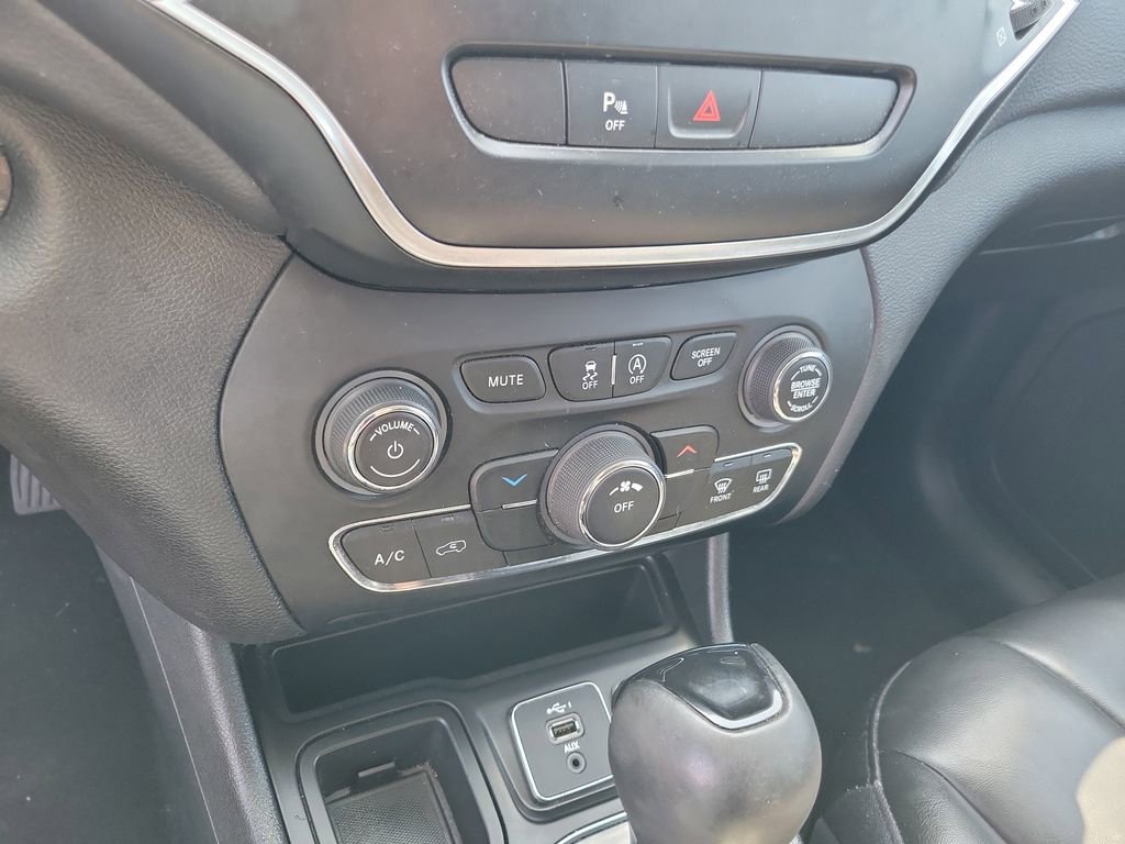 Used 2020 Jeep Cherokee Latitude Plus FWD image 23