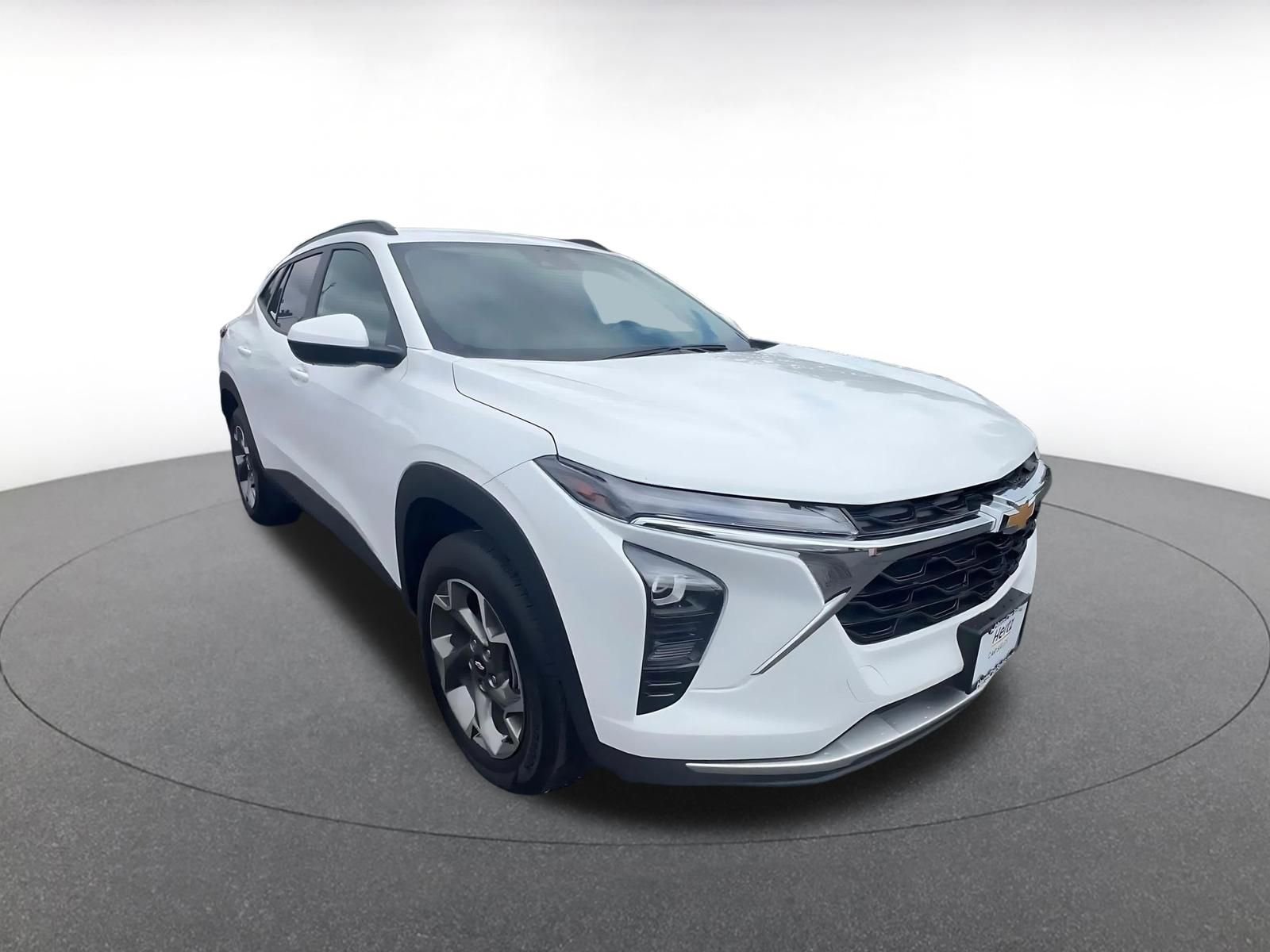 Used 2025 Chevrolet Trax LT FWD image 3