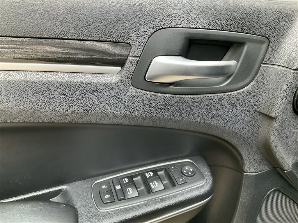 Used 2017 Chrysler 300 Limited image 17