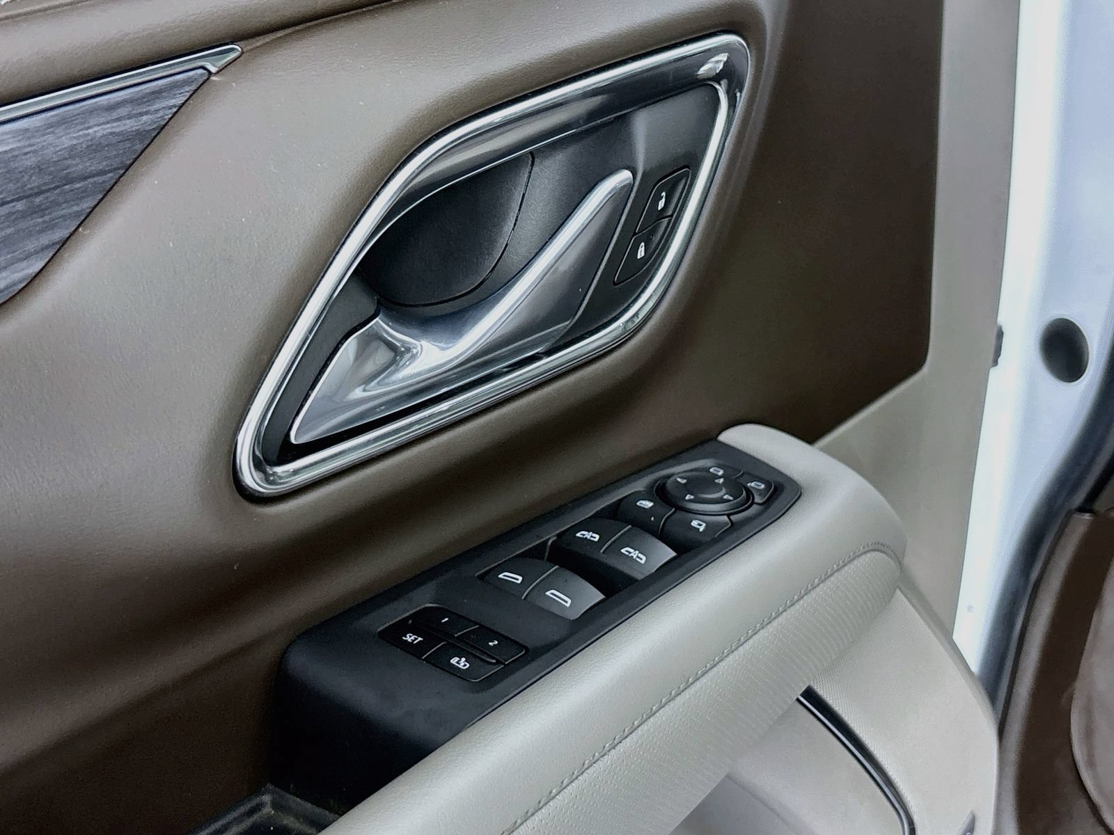Used 2023 GMC Yukon SLT w/ SLT Luxury Package RWD image 18