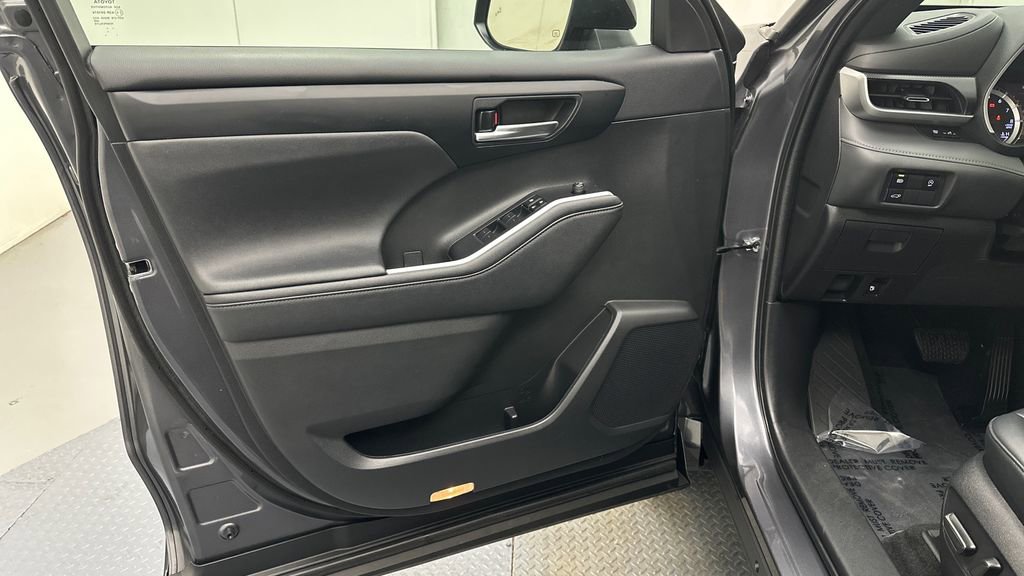Used 2023 Toyota Highlander XSE image 18