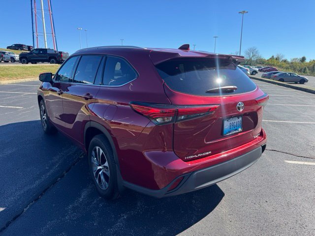 Certified 2022 Toyota Highlander XLE AWD/4WD image 5