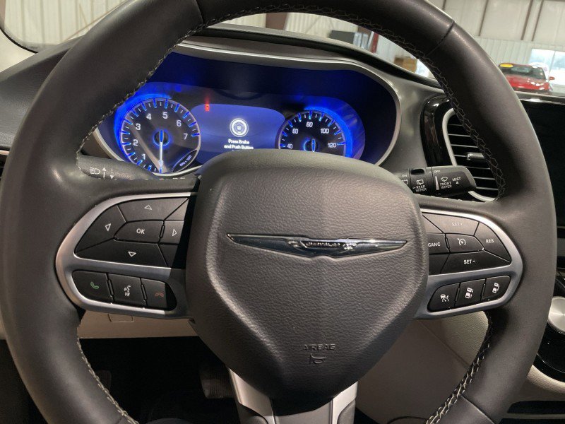 Used 2024 Chrysler Pacifica Touring-L FWD image 17